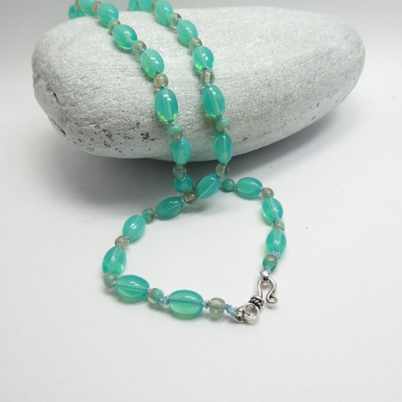 Uranium glass bead Necklace - Picture 4 of 10